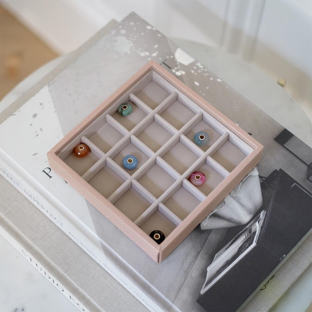 Szkatułka na charmsy Stackers 16 komorowa jasnoróżowa