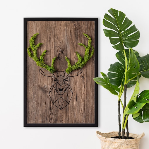 Obraz Głowa jelenia na drewnianym tle - mech chrobotek w czarnej ramie 40x60cm