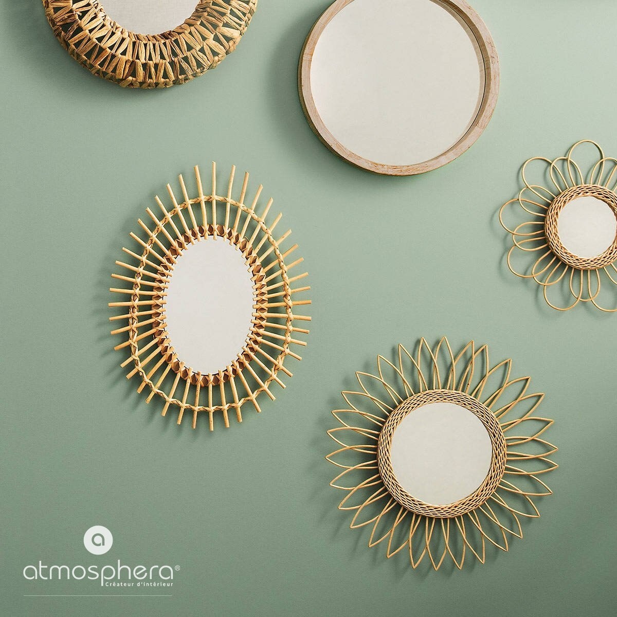 Lustro w ramie okrągłe wiszące z naturalnego rattanu w kształcie słońca