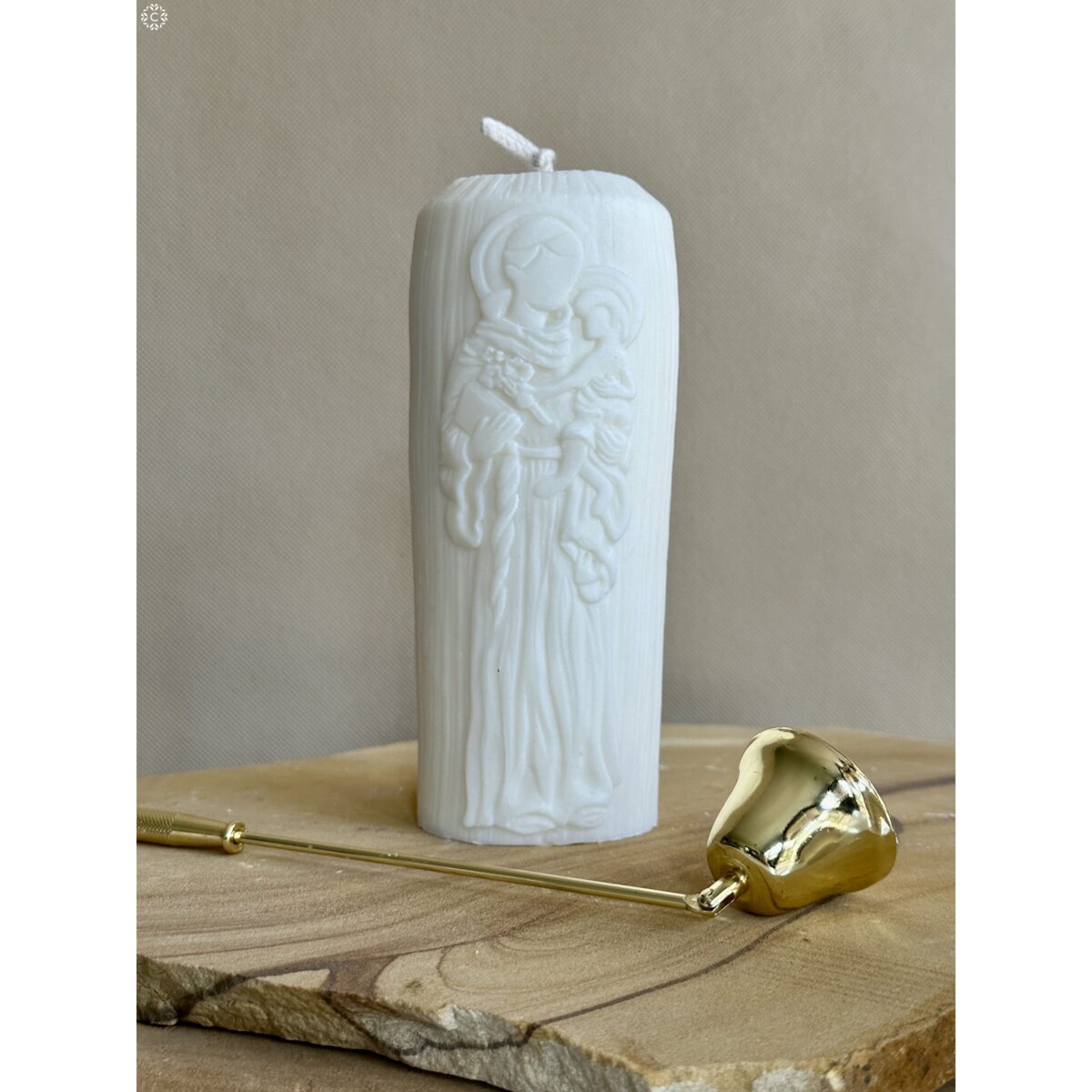 Świeca sojowa w kolorze ecru z motywem świętego Józefa z Dzieciątkiem – świeca religijna