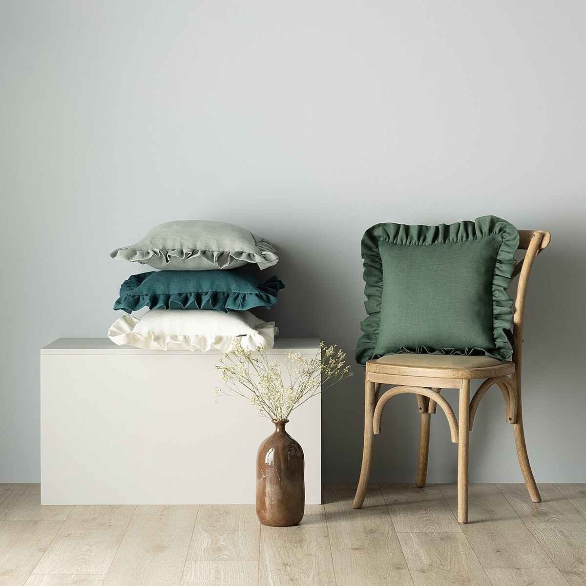 Poszewka Paula z falbaną 45x45 jasny szary