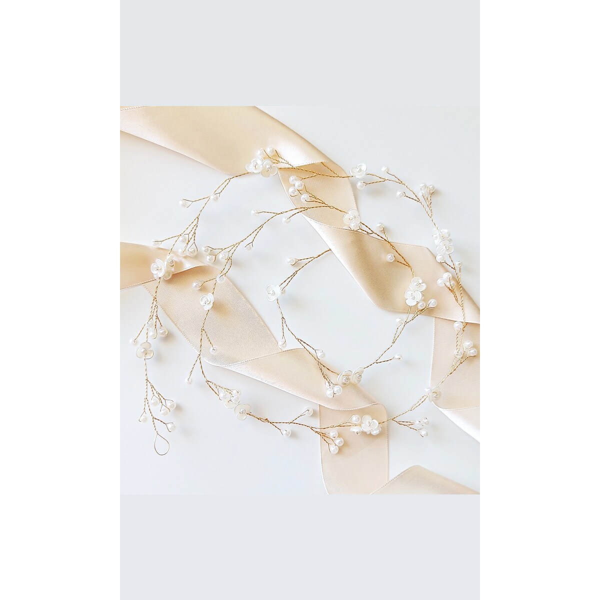 Delikatna długa girlanda do włosów z kwiatami i perłami złota