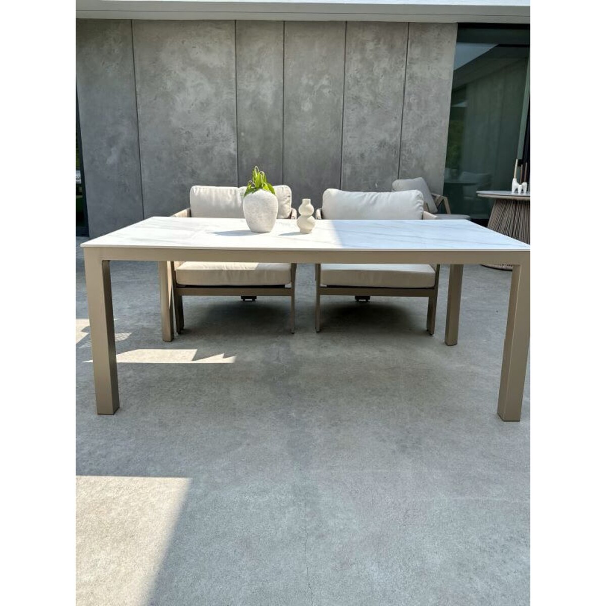 ALUMINIOWY STÓŁ AZZURA W KOLORZE SZAMPAŃSKIM