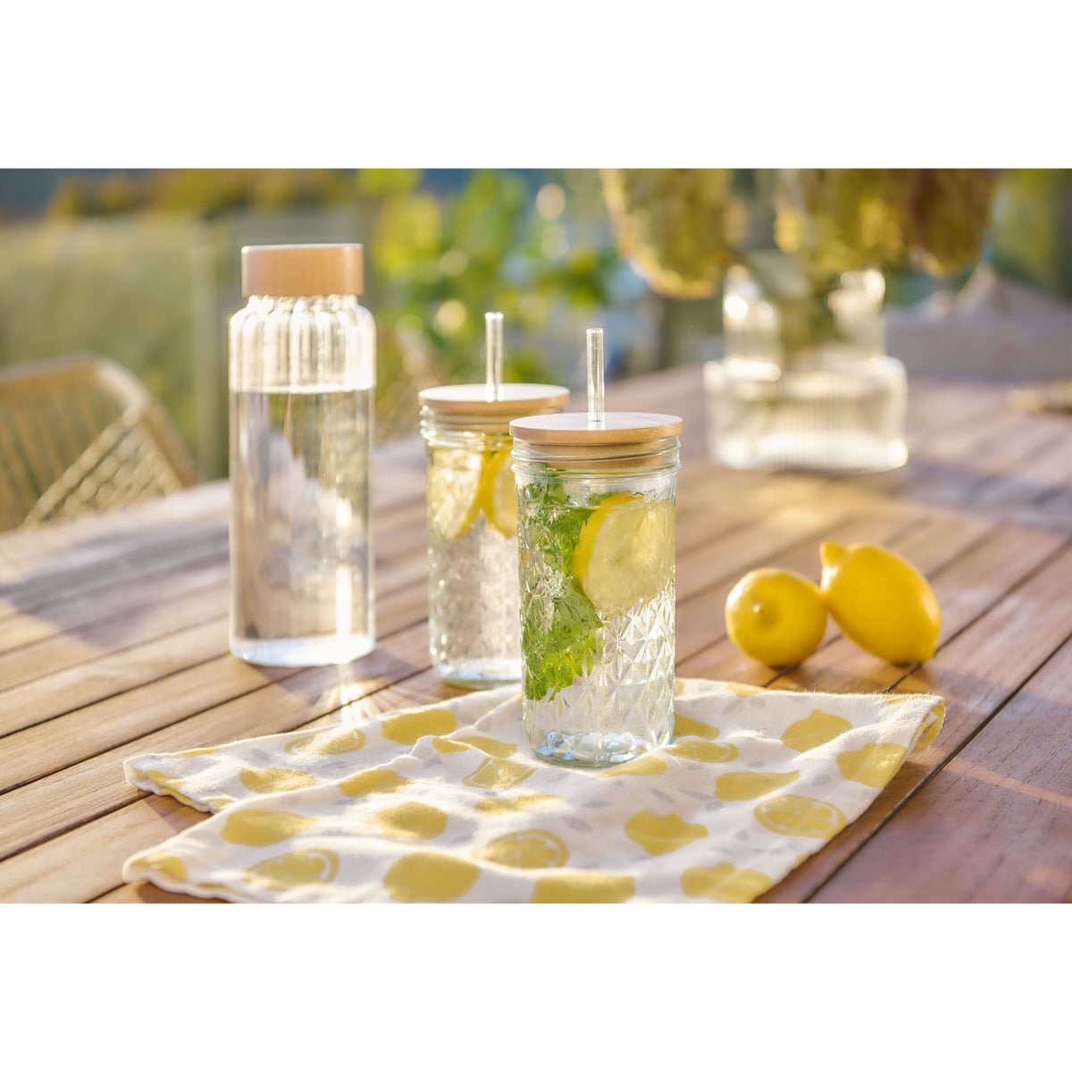 Szklanka z metalową słomką i szczelnym wieczkiem z bambusa, 580 ml