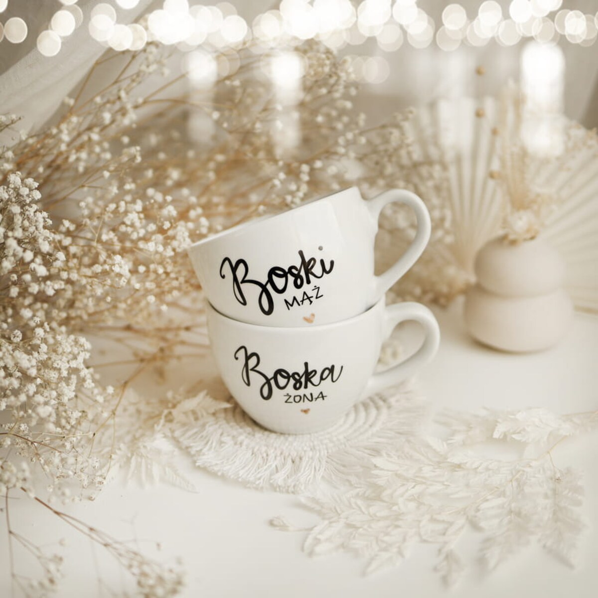 Zestaw 2 białych kubków porcelanowych 500 ml - motyw złotego serca i napisów boski mąż boska żona dla małżonków na ślub