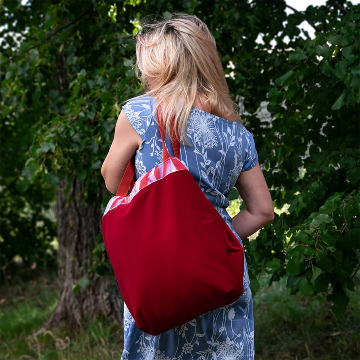 Torba na zakupy bordowa- kolorowy wzór ze sprzączką