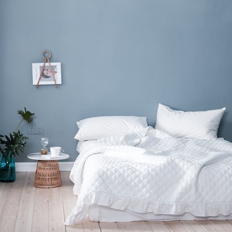 Biała Narzuta Pled Pikowana z Falbanką 200 x 220 Elegancka Kapa na Łóżko Sofę