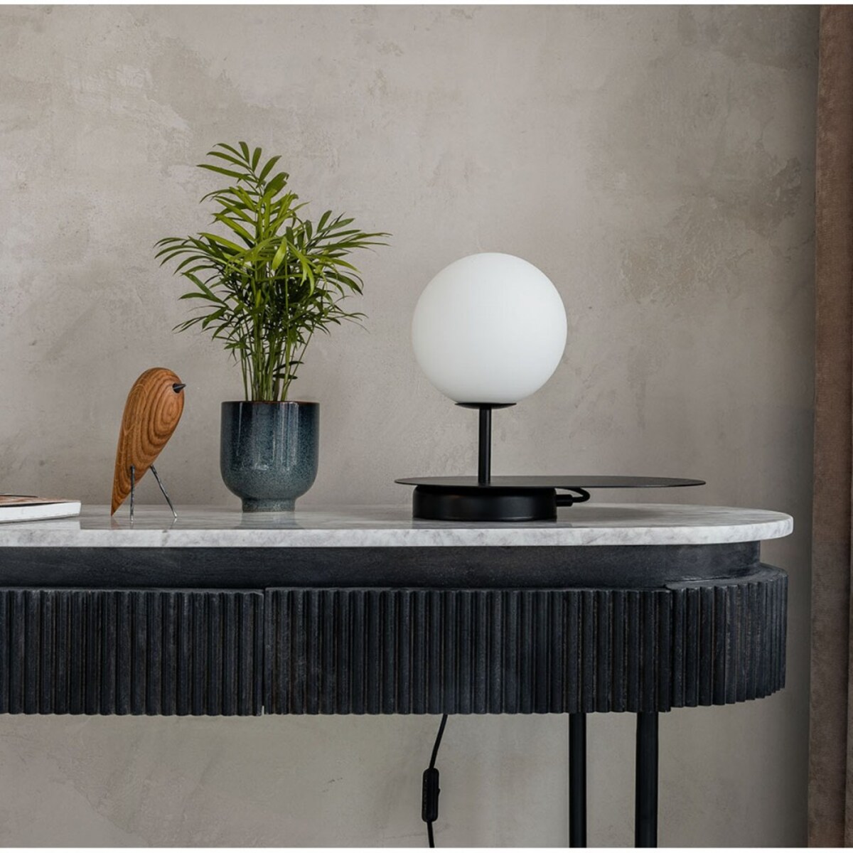 HANEA ST czarna lampa stołowa z półką