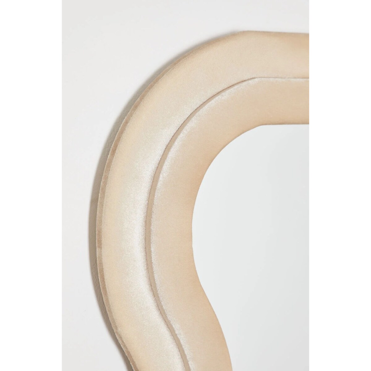 Lustro w falistej ramie aksamitne, beżowe 75x180 cm