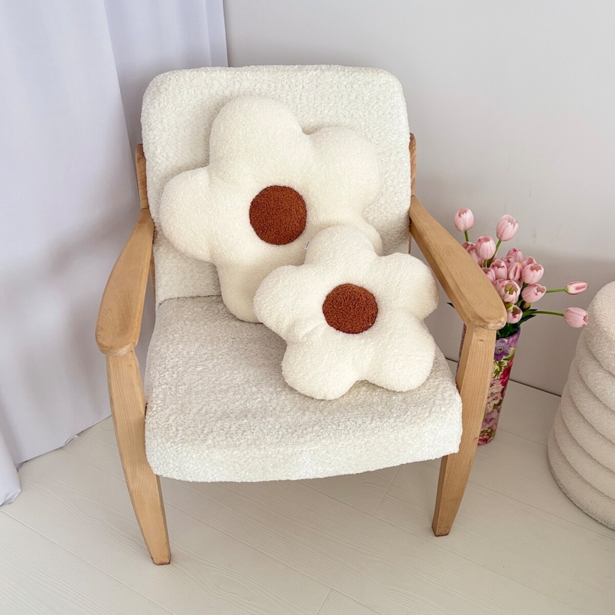 Poduszka boucle duży Kwiatek biały / rudy