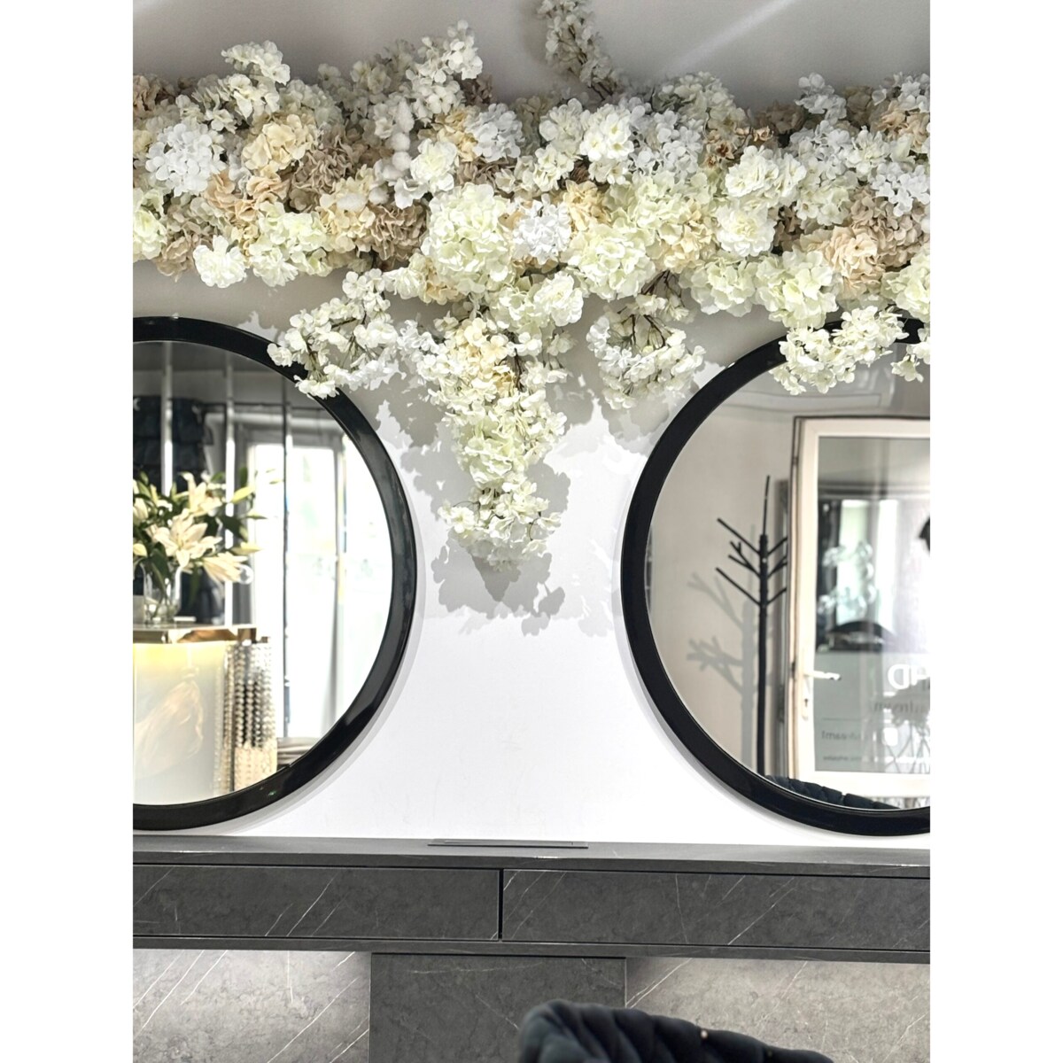 Instalacja z kwiatów białych i beżowych 220cm x 270cm