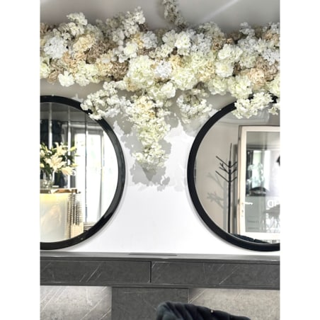 Instalacja z kwiatów białych i beżowych 220cm x 270cm