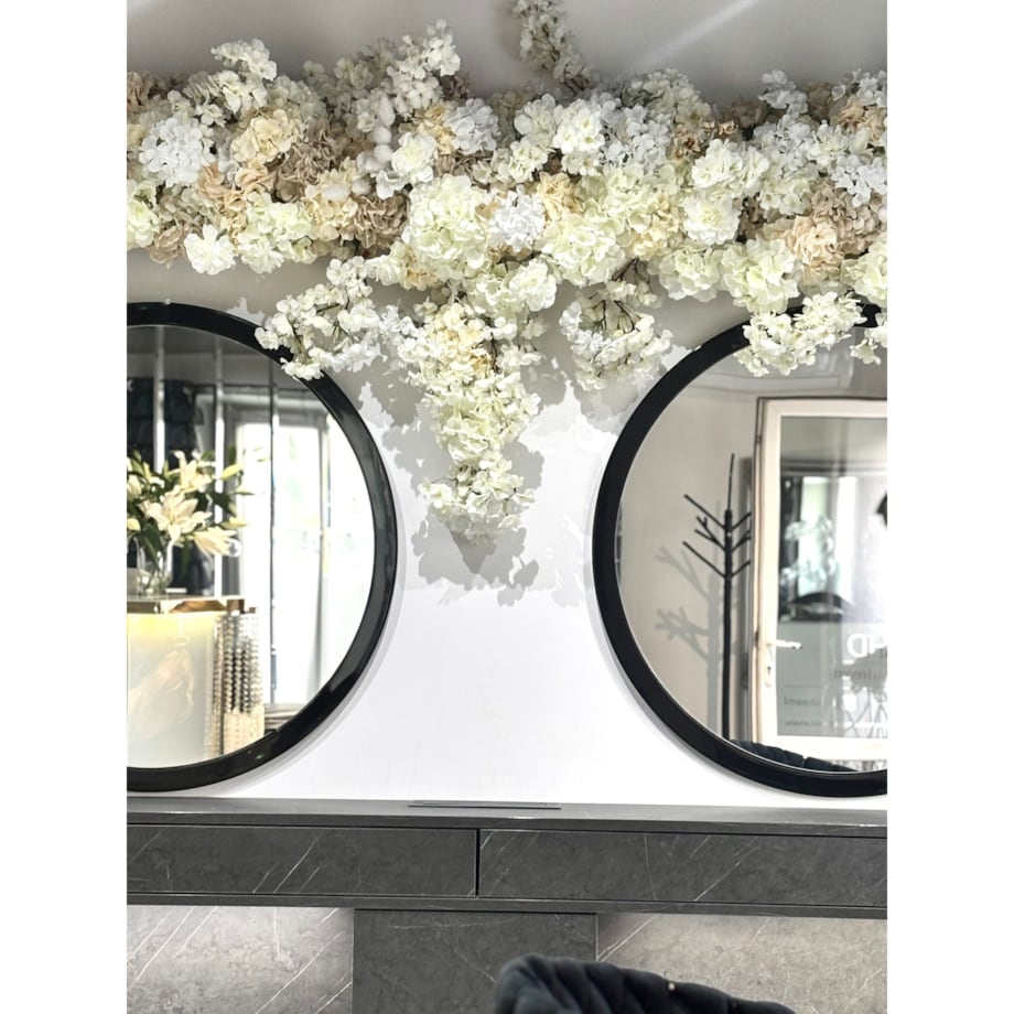 Instalacja z kwiatów białych i beżowych 220cm x 270cm