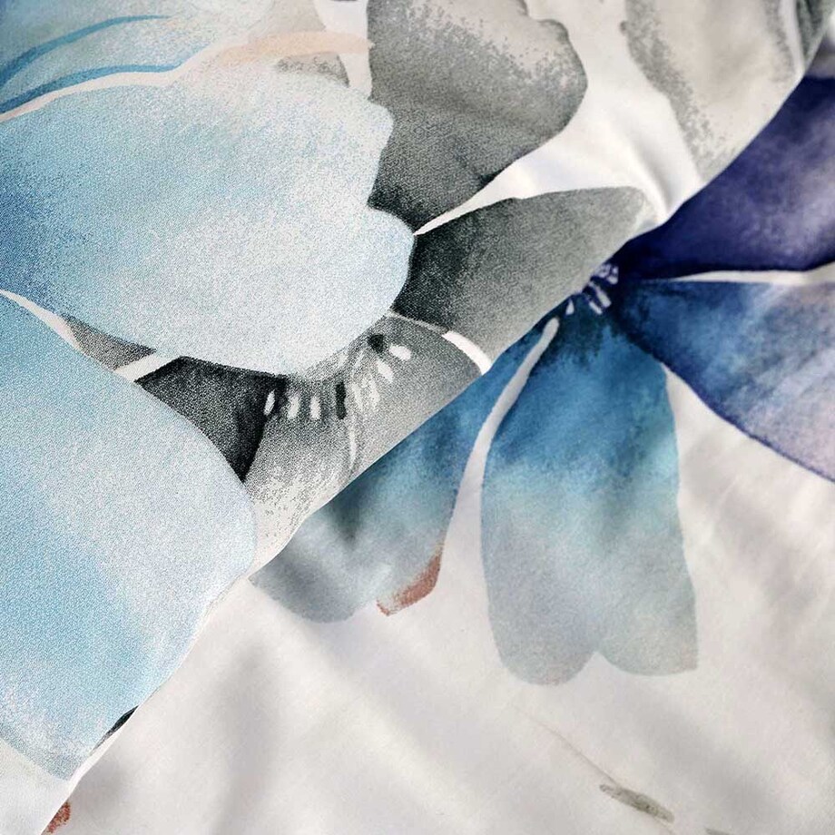 Pościel satyna bawełniana 140x200 Lunara biała w duże pastelowe niebieskie kwiaty, Satynlove