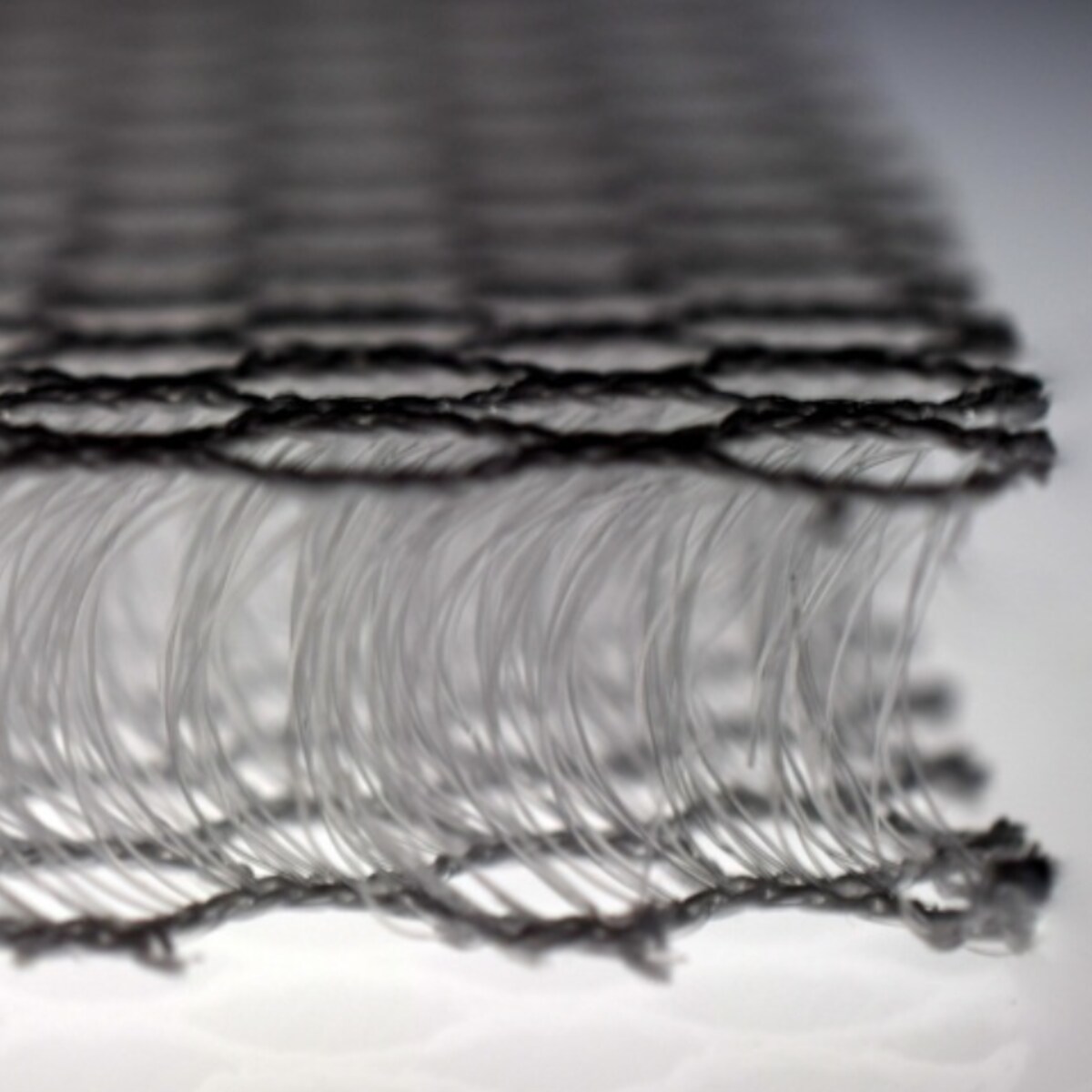 Odciążająca poduszka na fotel samochodowy AirDrive Classic czarna z czerwoną nitką