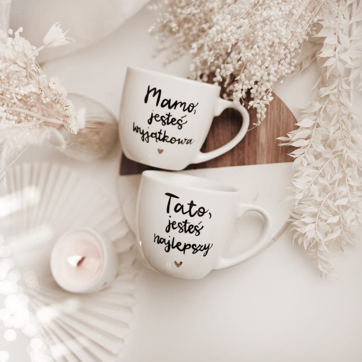 Zestaw 2 białych kubków porcelanowych 300 ml - motyw złotego serca z napisami Mamo jesteś wyjątkowa i Tato jesteś najlepszy dla rodziców na Dzień Matki i Ojca