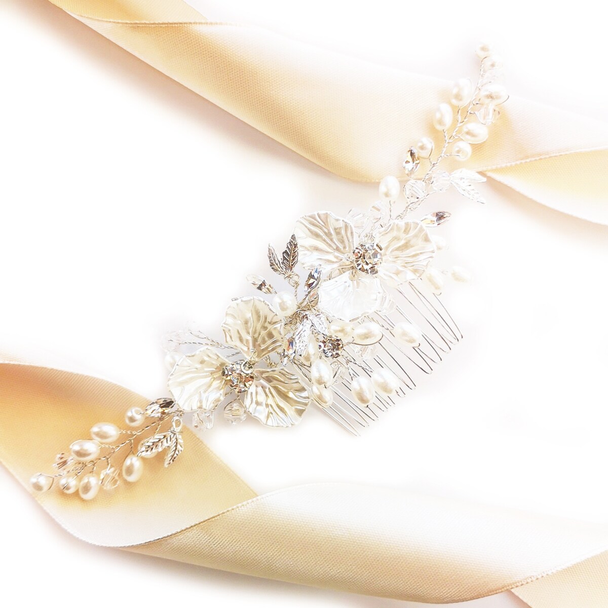 Grzebyk z perłowymI kwiatami srebrny do fryzury ślubnej