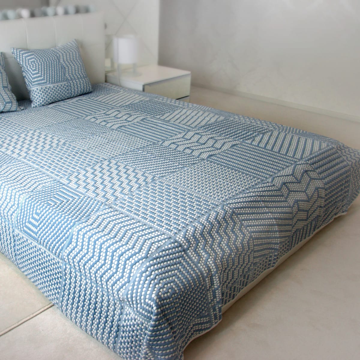 Poszewka na poduszkę 40x40 beżowa w biały wzór