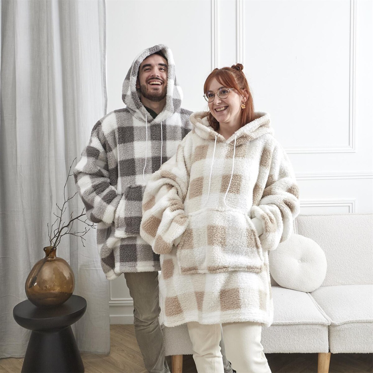 Bluzo koc Intesi snuddie ciepły beżowy w kratę z kapturem na kanapę 128 cm