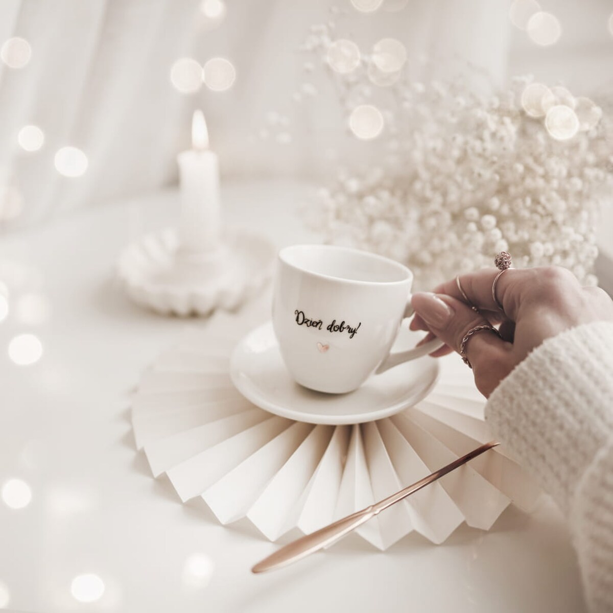 Biała filiżanka porcelanowa do espresso ze spodkiem 100 ml - napis Dzień dobry ze złotym sercem dla miłośnika kawy na urodziny
