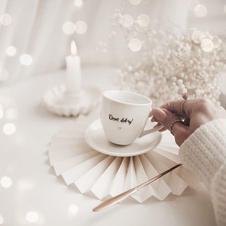 Biała filiżanka porcelanowa do espresso ze spodkiem 100 ml - napis Dzień dobry ze złotym sercem dla miłośnika kawy na urodziny