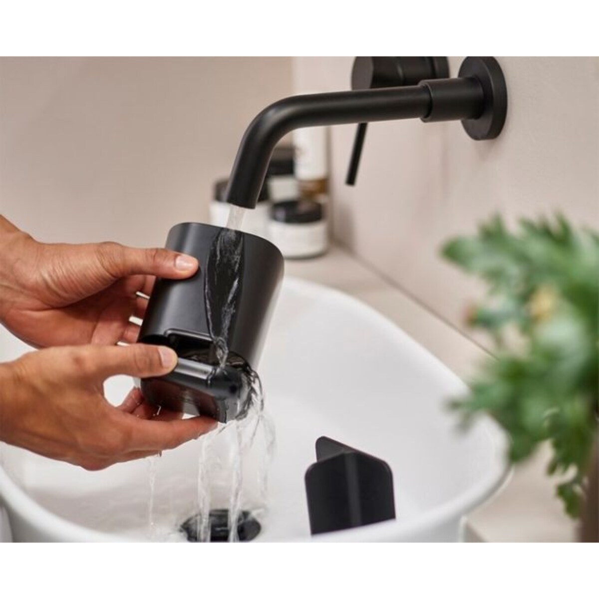 Pojemnik na szczoteczki (czarny) EasyStore Joseph Joseph