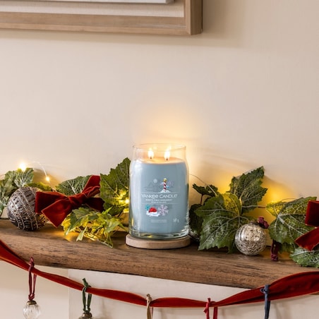 YC SIGNATURE – Świeca duża NORTH POLE HIDEAWAY