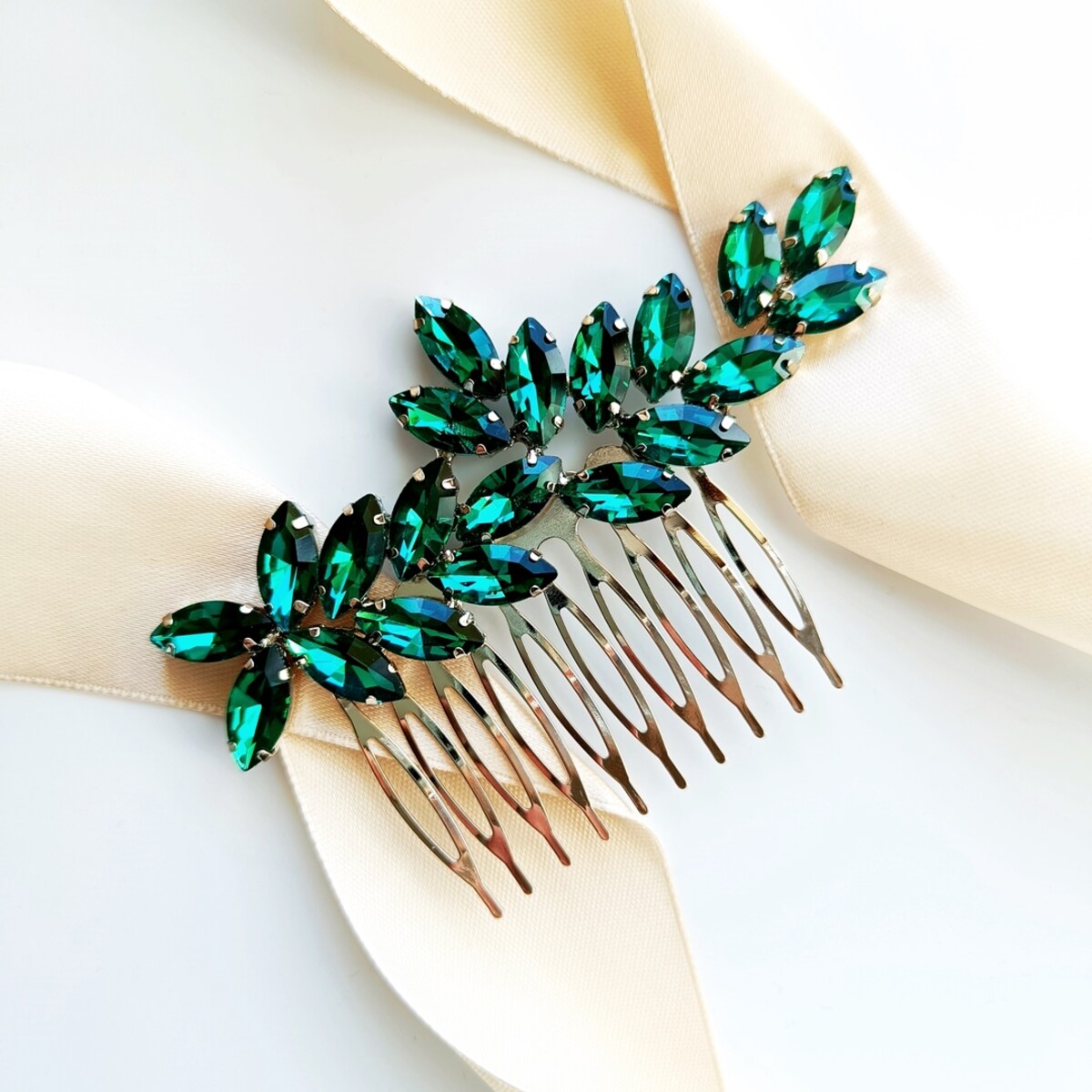 SREBRNY grzebyk z zielonymi cyrkoniami efektowny błyszczący wizytowa ozdoba