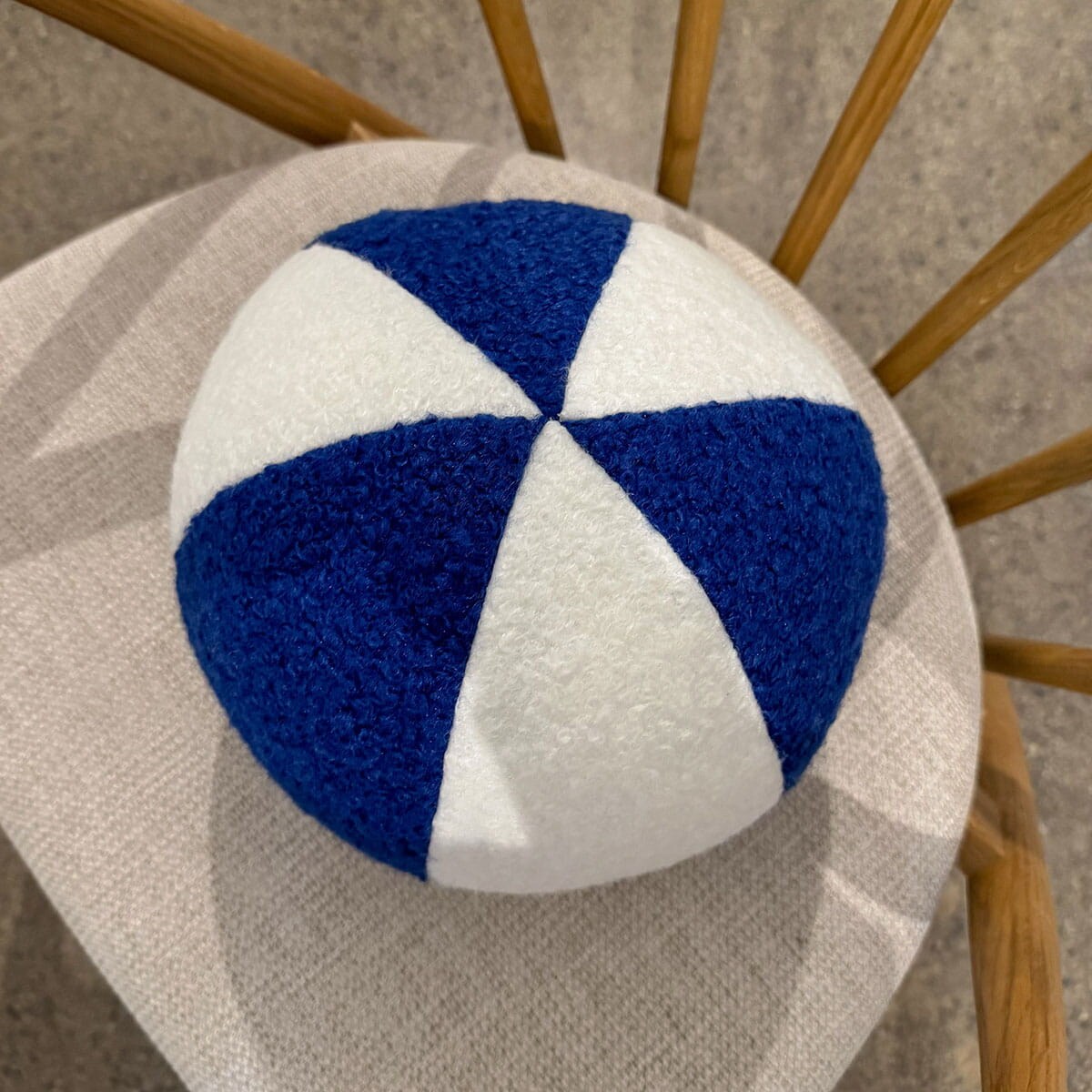 Poduszka SOFT LOOP | biało - chabrowa kula