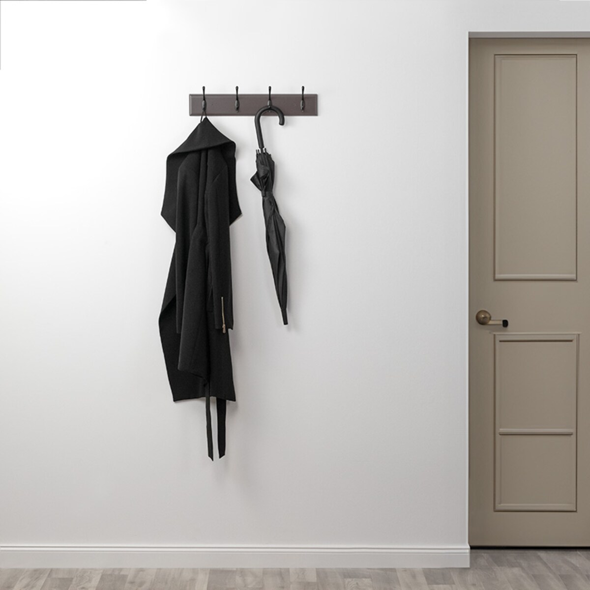 Wieszak ścienny do przedpokoju drewniany klasyczny haczyki