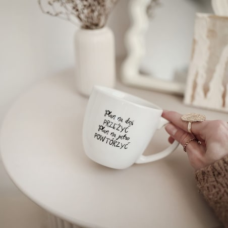 Kubek porcelanowy 300 ml „Plan na dziś PRZEŻYĆ, plan na jutro POWTÓRZYĆ" - śmieszny prezent do biura, dla kolegi, na sekretnego Mikołaja