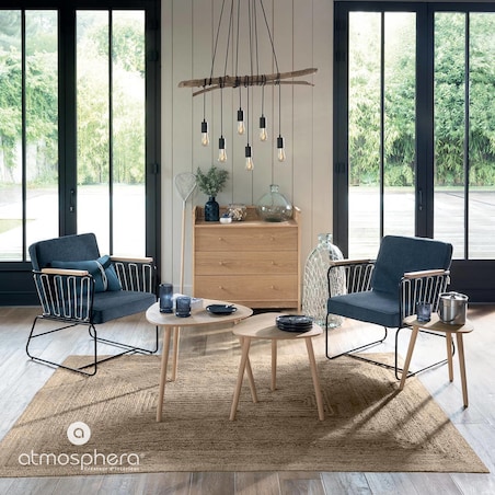 Zestaw trzech stolików kawowych z zaokrąglonym blatem połączonym z drewnianymi nogami