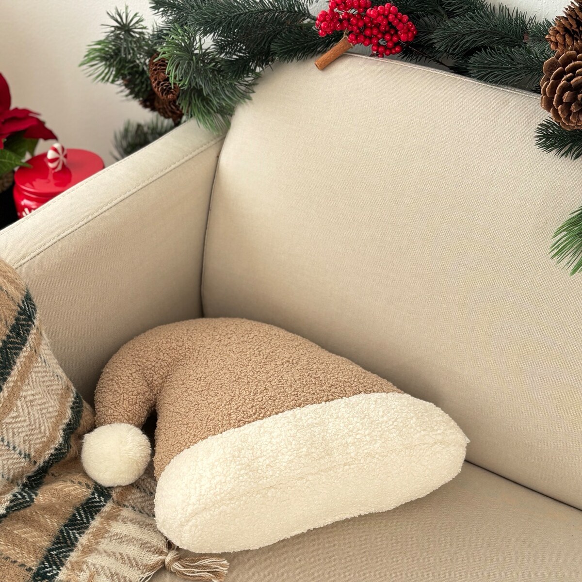 Poduszka w kształcie czapki Mikołaja beżowa boucle