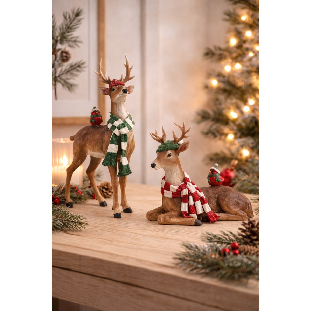 Figurka - leżący renifer 29,7x32,5x17,5 cm SCIARPA w szaliku biało-czerwonym