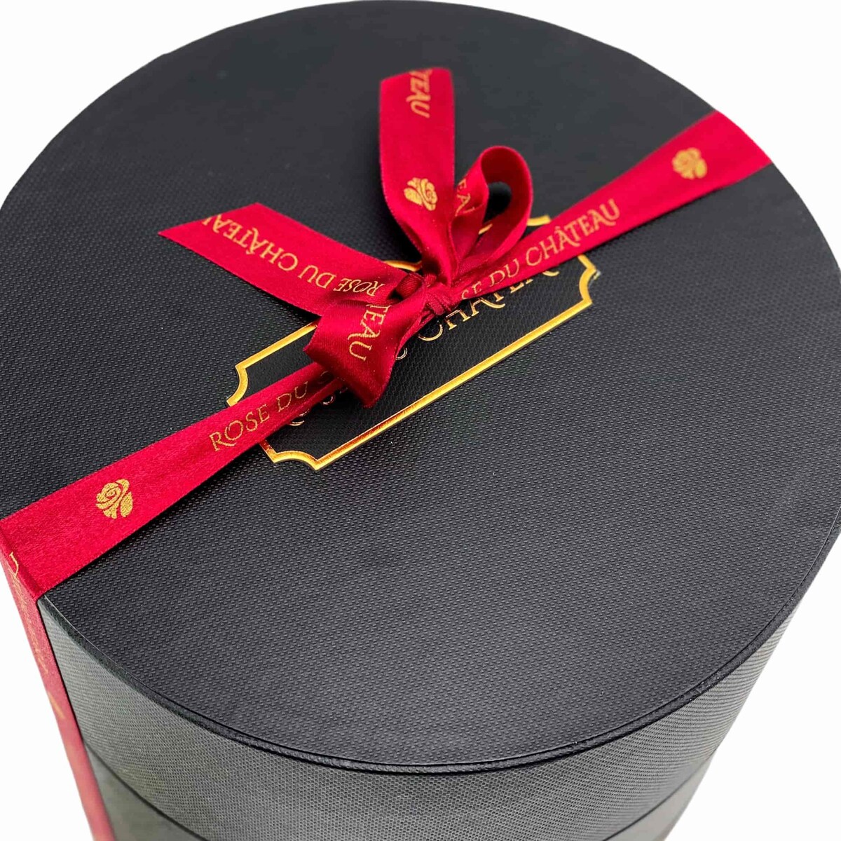 Czerwone Wieczne Róże w Czarnym Okrągłym Flowerboxie