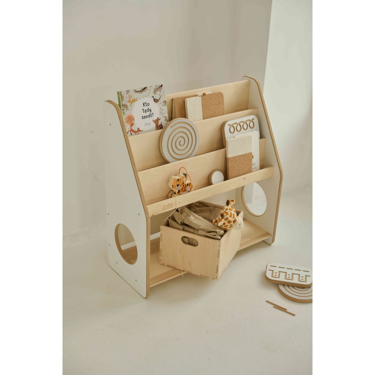 Drewniany regał na książki i zabawki