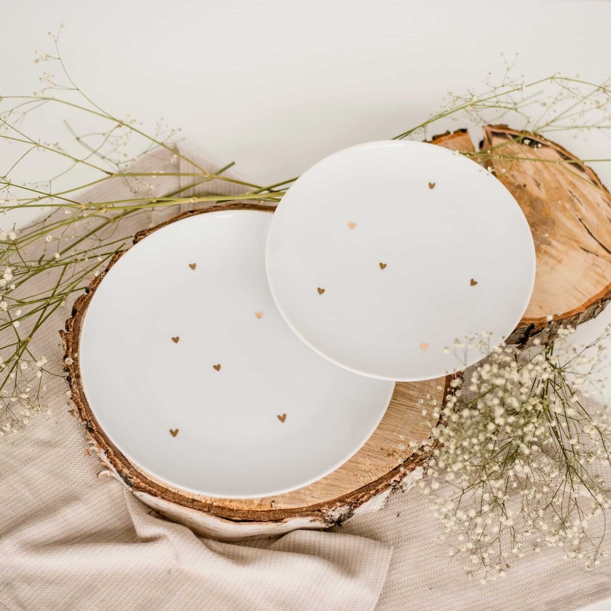 Biały talerz porcelanowy obiadowy 24 cm - motyw złotych serduszek dla mamy na Dzień Matki