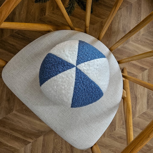 Poduszka SOFT LOOP | biało - niebieska kula