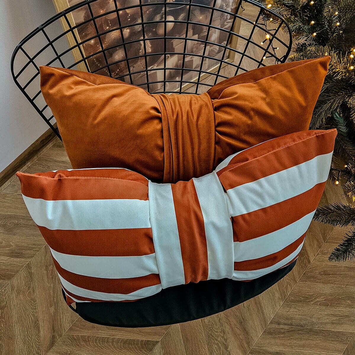 Poduszka XMAS wzór XM57 | Kokarda w paski karmelowa 40 x 60 cm
