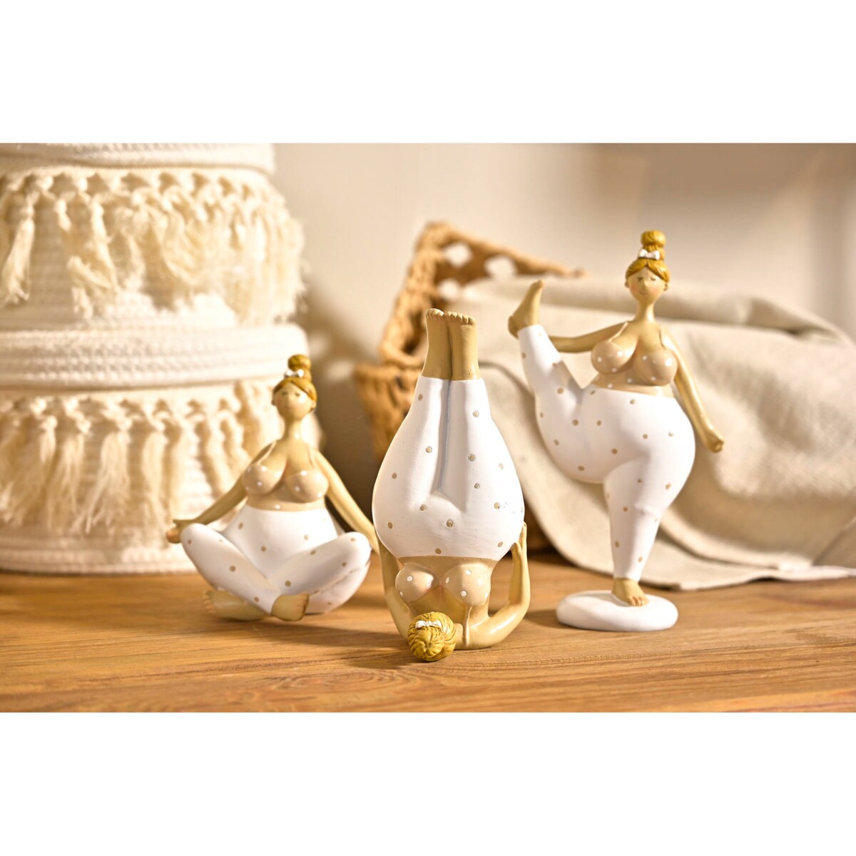 Figurka porcelanowa Joga, kobieta, 22 cm