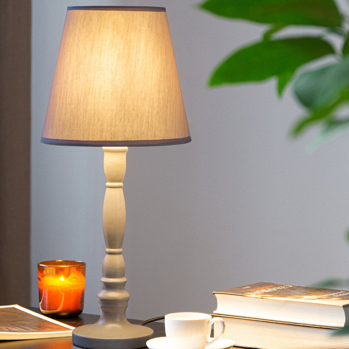 KONSIMO GITTA Lampka nocna klasyczna kolor beżowy