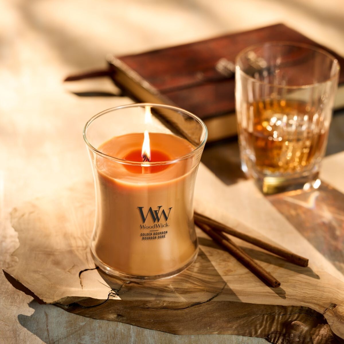 WoodWick świeca średnia GOLDEN BOURBON