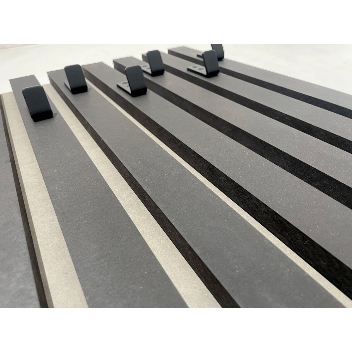 Drewniany wieszak na ubrania Lamele 98cm moduł 24cm czarny