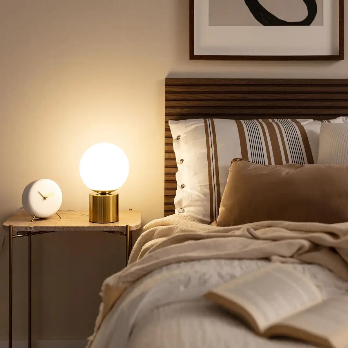 Nocna lampa szklana Milano ABR-LSG-E27 Abruzzo na szafkę kula złoty