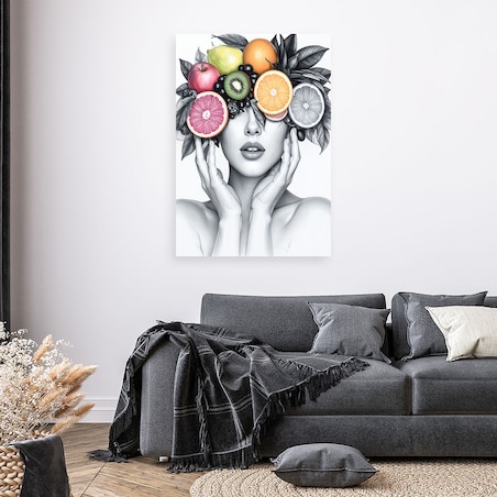 Obraz nowoczesny do salonu kuchni, Kobieta z owocami na głowie 40x60
