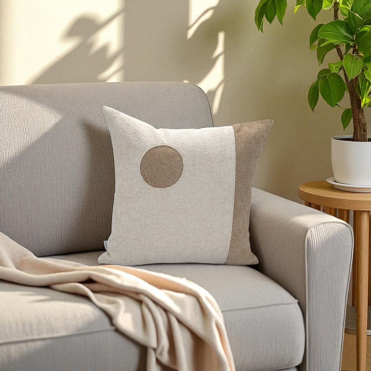 Nowoczesna kremowa poduszka dekoracyjna 45x45 Minimal – z beżem