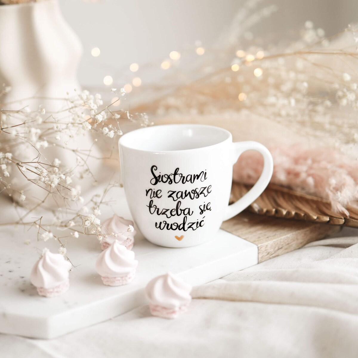 Biały Kubek Porcelanowy 300 ml - Napis Siostrami Nie Zawsze Trzeba Się Urodzić i Złote Serce na Dzień Kobiet dla Przyjaciółki