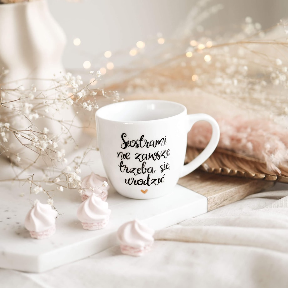 Biały Kubek Porcelanowy 300 ml - Napis Siostrami Nie Zawsze Trzeba Się Urodzić i Złote Serce na Dzień Kobiet dla Przyjaciółki