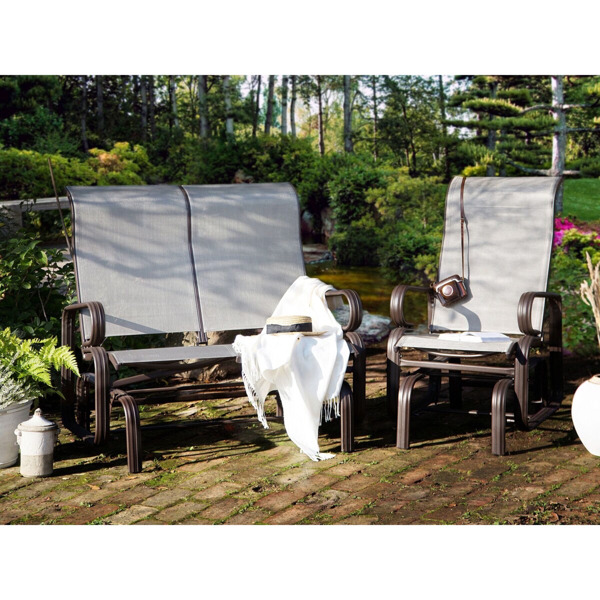 Ławka ogrodowa 114 cm bujana brązowa BORGIO