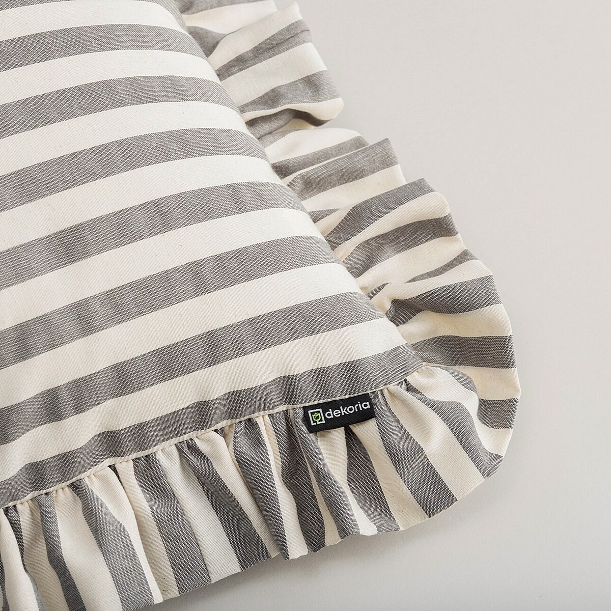 Poszewka Paula z falbaną 45x45 szaro-białe pasy (1,5cm)